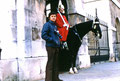 Junto a un Guardia Real en el Whitehall en Londres. 1981.  © Alfonso Trejo