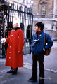 Junto a un Guarda Real en el Whitehall en Londres. 1981. © Alfonso Trejo