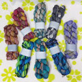 Urth Gusto Wool Echoes - handgefärbtes 4-fach Sockengarn vom Feinsten, mit Merinowolle, angenehm weicher Griff und lässt sich toll verarbeiten, die 2 Stränge á 50g ergeben 2 identische Socken, 80% Schurwolle (Merino), 20% Polyamid, Lauflänge 2 x 200m/50g,
