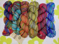 Urth Merino Sock - handgefärbtes 4-fach Sockengarn mit Merinowolle, wunderbar lebhafte Farben, herrlich weicher Griff, 75% Schurwolle (Merino), 25% Nylon (Polyamid), Lauflänge 400m/100g, Schonwaschgang bis 30°