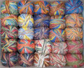 Opal Sockenwolle 4-fach - 1) nach Werken von Friedensreich Hundertwasser, 2) „Der kleine Prinz“ nach der Erzählung des Autors Antoine de Saint-Exupéry, 75% Schurwolle (superwash) und 25% Polyamid, Lauflänge 425m/100g, Schonwaschgang bis 40°