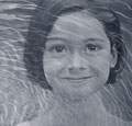 Verlorene Kindzeit, Portrait in Öl, Mädchen in Wasserwelle, Kinderportait, Fotorealistische Malerei, Auftragskunst, Cecily Park