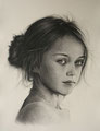 Portraitzeichnung, Anmutige Porträtzeichnung, Expressive Portrait in Zeichenkohle, Portrait vom Foto zeichnen lassen, Cecily Park