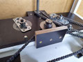 ...wird mit zwei Platten...