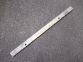 Bei einem Flachstahl werden zwei 12mm Löcher gebohrt...