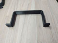 Zwei Halter werden an den Ecken, geklebt und geschraubt und...