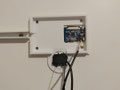 Die Elektronik für den Monitor wird in die Vertiefung geklebt.