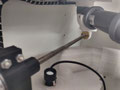 ...eine Trapezgewindestange, die auf 6 mm runtergedreht und abgeflacht wird, hinein...