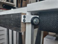 ...einem V-Nut Kugellager ist als Führung für den Schrank beim rauf- und runterfahren.