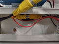 ...in den Kanal montiert wird, die +12V kommen mit dem Video-Kabel (roter Draht) diese 12V sind für die Kamera, LED und Relay.