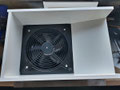 Seitlich vom Ventilator werden auch noch Holzplatten montiert, die an der rechten Seite wird schräg montiert.