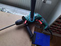 Die Gewindestange wird in eine Bohrmaschine gespannt...