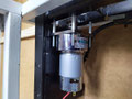 Ein 35W Motor wird auf die Unterseite der Führung geschraubt.