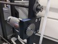 ...auf die Querstrebe montiert. Mit einer 2,5:1 Übersetzung, da der Motor mit 50 RPM zu langsam wäre.