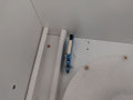 Im Schrank wird ein Kabelkanal mit einem Relay an der linken Seite montieren, für die Verlegung...