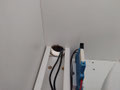 ...der Drähte wird ein Loch in die Rückwand gebohrt, der nachher vom Kabelkanal verdeckt wird.
