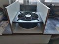 ...die an der Holzplatte und den Rahmen vom Ventilator geschraubt werden.