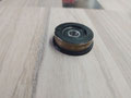 Eine Rolle (5 cm ⌀) wo ein kleiner Teil der Feder umwickelt wird und das Seil aufgerollt werden kann.