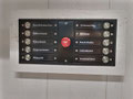 Aufgrund der integrierten LED kann der Notaus-Schalter nur auf -12V geschaltet werden, während die Signalisierung durch die SPS ein +12V-Signal erfordert.