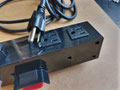 Das Gehäuse mit Stecker und Steckdose abmontieren...
