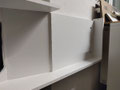...einer rechten und unteren Holzplatte wird an die Wand geschraubt...