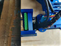 ...der beim Einlegen der Platte automatisch eingesteckt wird.