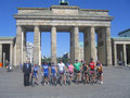 Prof. Jüttner (links) mit der Radfahrergruppe aus Mannheim vor dem Brandenburger Tor
