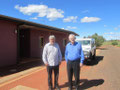 Egon Jüttner und Chris Hardey, Chef des Nyangantatjara Aboriginal Cooperation College in Ayers Rock, Australien