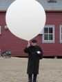 Prof. Jüttner mit einem Forschungsballon, der bis zu 32 km hoch steigt