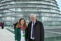 Kerwelaufgewinnerin 2012, Meike Wegerle, mit Egon Jüttner vor der Kuppel des Deutschen Bundestages in Berlin 