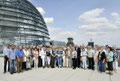 Egon Jüttner mit einer Besuchergruppe aus Mannheim auf der Dachterrasse des Reichtages