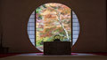 「明月院の丸窓」鎌倉市 / 猪狩：紅葉シーズンに丸窓からの景色を撮影するために大勢の方が並んでいました。