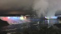 3ｰ5「ライトアップ」カナダ・ナイヤガラ / 松田：滝が虹色にライトアップされ、水煙の湧き上がりもきれいです。