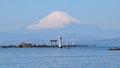 1-2「富士を臨む」葉山町 / 矢形：真名瀬海岸から裕次郎灯台と富士山を撮影しました。