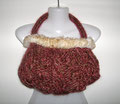 Graziosa borsetta lavorata a maglia con trecce e rose e impreziosita da una bordatura di pelliccia: per essere glam anche d'inverno!