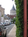 Châteaudun : La tour du château vu de la rue où est stationné notre véhicule.