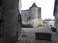 Entrée dans Cognac par la porte Saint-Jacques et  vue sur le château François 1er. La rue est pavée.