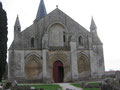 Aulnay-en-Saintonge : La façade ouest de l'église avec sa porte encadrée de deux baies.