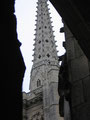 La flèche de la cathédrale vue du cloître.