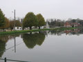 Mennetou-sur-Cher : Le canal de Berry (ligne, reflets et camping-car sur l'aire).