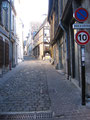 Bourges : Une petite rue pavée.