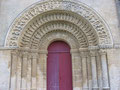 Aulnay-en-Saintonge : Portail sud de l'église possédant de splendides voussures.