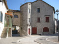 La Cavalerie : Belle demeure et une entrée du village.