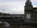 Concarneau : entrée de la ville close : le cadran solaire.