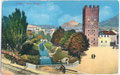 Gleise und Schranke der Brennerbahn, Canale dell'Adigetto und Torre Vanga an gleichnamiger Straße in Trento/Trient. Photochromdruck 9 x 14 cm; Joh(ann). F(ilibert). Amonn, Bozen; postalisch befördert 1913.  Inv.-Nr. vu914pcd00066