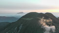 三俣山と雲海に浮かぶ由布岳
