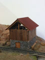 Eines der Holzschuppen aufgestellt auf einem Diorama