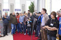 Interessiert verfolgen die Besucher die Einweihungsfeier
