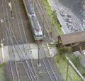 Die Bahnschranken sind ge-schlossen, der Zug kann passieren