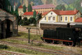 Die Dampflokomotive fährt für die Wasseraufnahme zum Wasserkran